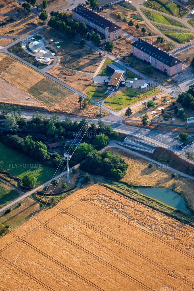 Luftbild: Seilbahnstation Spinelli der Seilbahn vom Spinelli- zum Luisenpark der Bundesgartenschau Mannheim BUGA 2023 https://www.buga23.de/ im Ortsteil Feudenheim in Mannheim im Bundesland Baden-Württemberg in Deutschland.Foto: IMG_136923.jpg vom 24.06.2023 durch Werner Riehm/FLY-FOTO.deAuflösung des Originals: 3142 x 4714 px