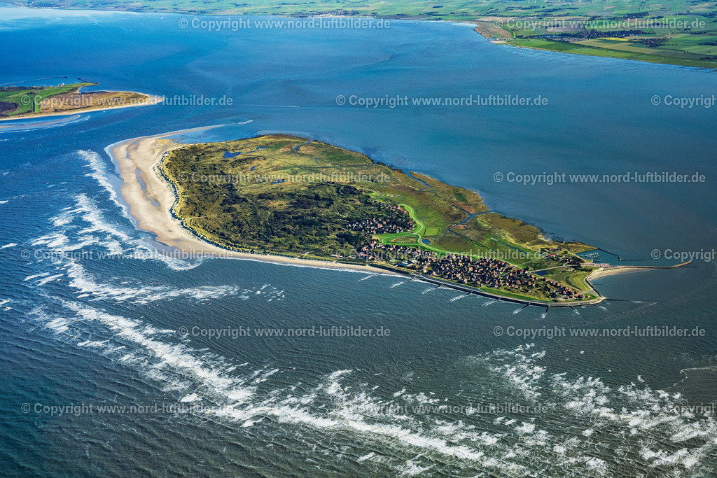 Baltrum_ELS_4167231021 | BALTRUM 23.10.2021 Ortsansicht der Straßen und Häuser der Wohngebiete von West- und Ost- Dorf auf der Nordsee- Insel Baltrum im Bundesland Niedersachsen. // Town View of the streets and houses of the residential areas in Ostdorf and Westdorf on the North Sea island Baltrum in the state Lower Saxony. Foto: Martin Elsen