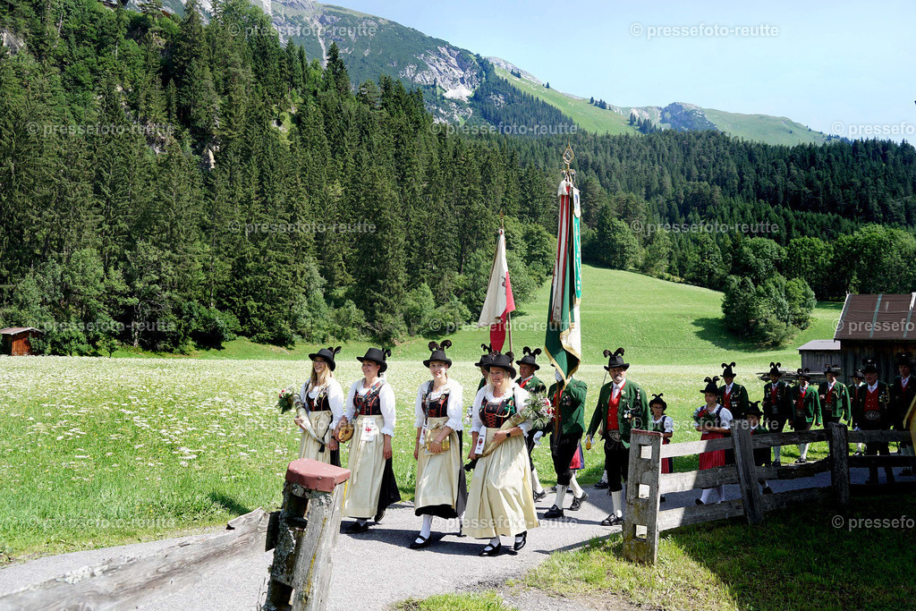 d-news-2023-Juli23-Regimentsschuetzenfest3-Steeg-UMZUG_Feld-DSC07231 | Info aus dem Bezirk Reutte/Ausserfern Tirol sowie eine umfangreiche Bilddatenbank über die gesamte Region: Lechtal, Talkessel Reutte, Tannheimertal, Zwischentoren. Lech, Plansee, Zugspitze, Grenztunnel, B179, Fernpassstraße, Verkehr, Lawinen, Tradition, - Realisiert mit Pictrs.com