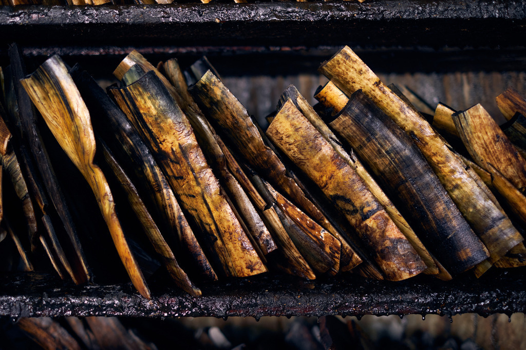 Hornmanufaktur, verschiedene bearbeitete Hornteile | Wien, Austria - August 09, 2022; Hornmanufaktur Thomas Petz; kleine Lagerhalle mit verschiedenen bearbeiteten Hornteilen. - Realisiert mit Pictrs.com