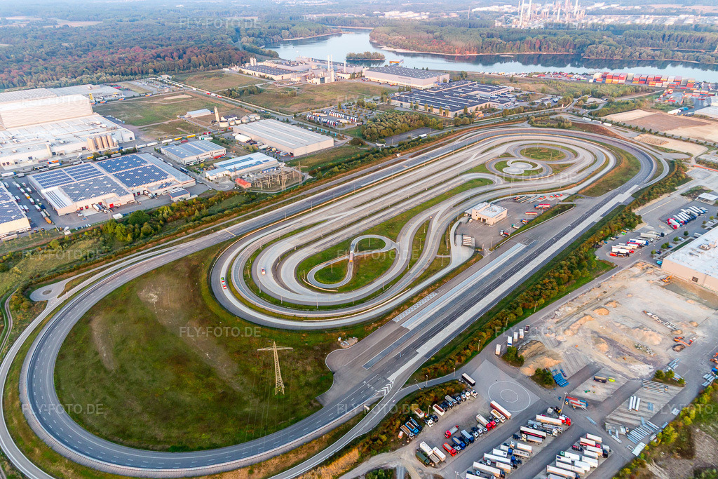 Luftbild: Wörth am Rhein, Industriegebiet Oberwald in Wörth am Rhein im Bundesland Rheinland-Pfalz in Deutschland. Foto: IMG_110764.jpg vom 05.09.2018 durch Werner Riehm/FLY-FOTO.de