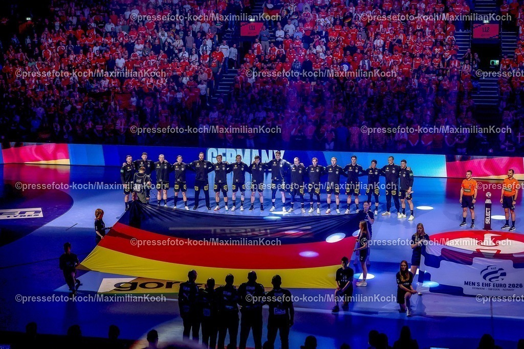 EHF26012603008 | 26.01.2026, Handball, Men's EHF EURO 2026, Deutschland - Dänemark, Jyske Bank Boxen in Herning, Dänemark, Main Round: Das deutsche Team steht bei der Nationalhymne Arm in Arm zusammen.  