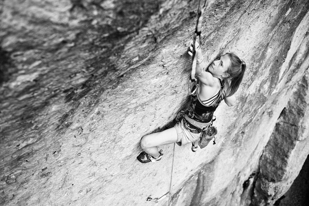 CS-200619-0518-2 | Martina Demmel klettert Klondike Cat (11-) in der Bärenschlucht im Püttlachtal