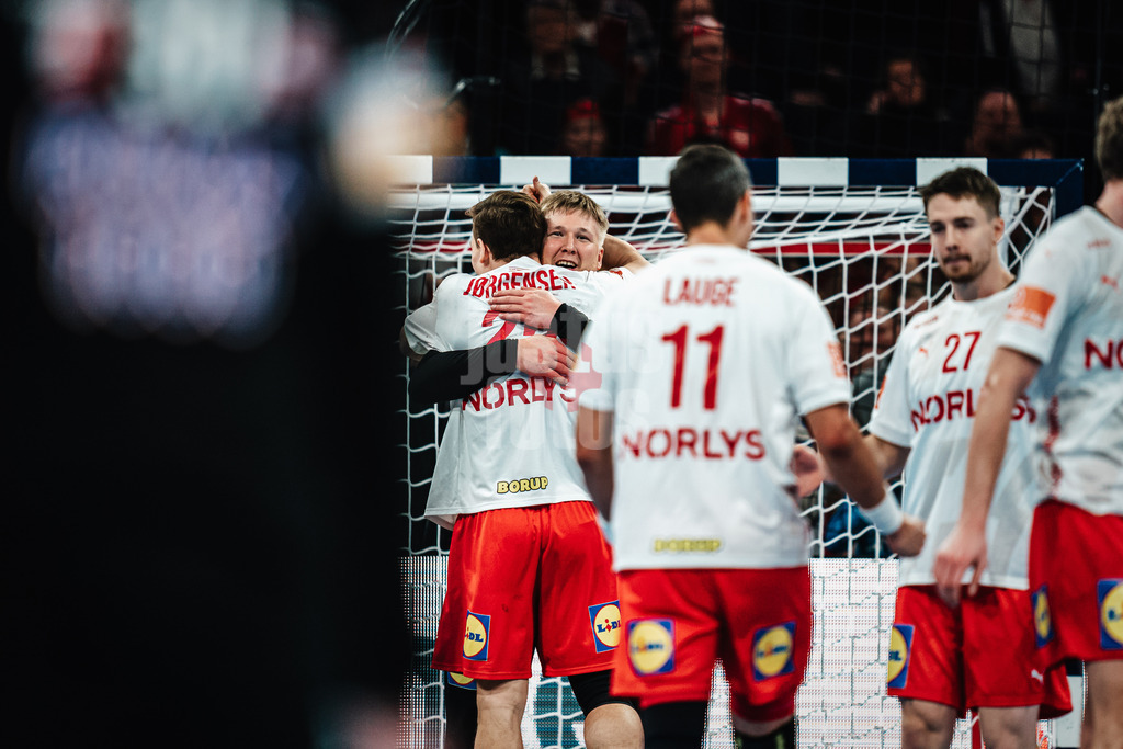 Handball | Herren | EHF EURO 2024 | European Championshop Men 2024 Final Tournament | Norwegen vs. Dänemark | 21.01.2024 | Lukas Lindhard Jorgensen (#25, Dänemark, DEN) nimmt Emil Nielsen (#12, , Dänemark, DEN) in den Arm nach dem Sieg