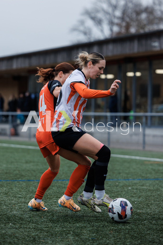 Fußball I Frauen I Saison 2025-2026 I Freundschaftsspiel I FC Aarau Frauen - SC Freiburg U20 I 24.01.2026 | 26 Juliane Hess (SC Freiburg U20) – Abwehr  //  24 Tabea Schütt (FC Aarau) – Mittelfeld - Realisiert mit Pictrs.com