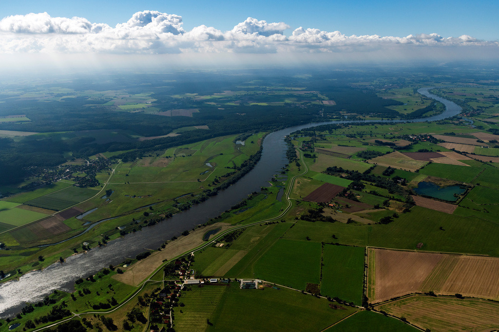 dr__0074183.jpg | AMT NEUHAUS 01.09.2021 Kurvenförmige Mäander - Schleife der Uferbereiche am Elbe - Flußverlauf in Amt Neuhaus im Bundesland Niedersachsen, Deutschland. // Curved loop of the riparian zones on the course of the river Elbe in Amt Neuhaus in the state Lower Saxony, Germany. Foto: Daniel Reiter