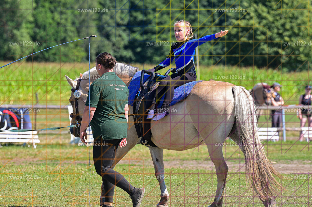 30 Jahre RFV Pulsnitz e.V., Pulsnitz am 09.08.2026 | 30Jahre Reit- und Fahrverein Pulsnitz e.V., Pulsnitz am 08.08.26, Zur 28. breitensportlichen Veranstaltung des RFV Pulsnitz e.V. fanden verschiedene Wettbewerbe in nahezu allen Disziplinen des Pferdesport statt.- Voltigier-Wettbewerb im Schritt - Realisiert mit Pictrs.com