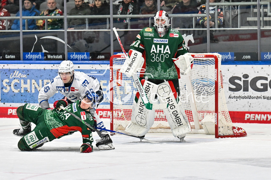 Augsburger Panther - Adler Mannheim | AUGSBURG, GERMANY - 28. DECEMBER: im Duell  Kyle MAYHEW (Augsburger Panther 27) und Maximilian HEIM (Adler Mannheim 86) vor Peyton JONES (Augsburger Panther 41) während dem Match zwischen den Augsburger Panthern und den Adler Mannehim am 33. Spieltag der Penny DEL im Curt Frenzel Stadion