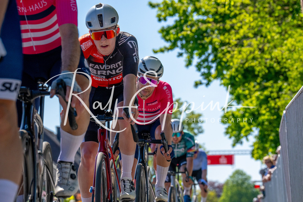 Spurt in den Mai 2026 - Großer Preis der Sparkasse Neuss | Annual one-day road cycling race "Großer Preis der Sparkasse Neuss" held in Büttgen, Germany, organized by VfR Büttgen 1912 e.V. The event features multiple races across all age categories from U11 youth to Elite men. - Realisiert mit Pictrs.com