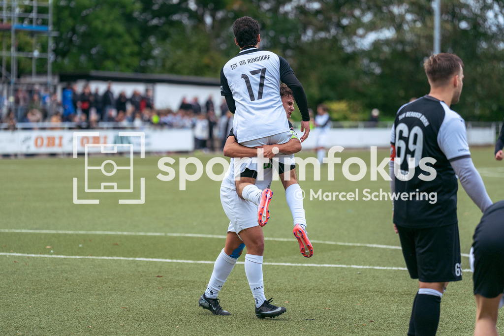 TSV 05 Ronsdorf – SSV Bergisch Born II | Nico Fuchs (7, TSV 05 Ronsdorf) und Yousef Rasoli (17, TSV 05 Ronsdorf) beim gemeinsamen Torjubel nach dem 3:1. Bezirksliga Niederrhein, Gruppe 2: TSV 05 Ronsdorf gegen SSV Bergisch Born II, Wuppertal, 11.10.2026. Endstand: 3:1. sportimfokus / Marcel Schwering - Realisiert mit Pictrs.com