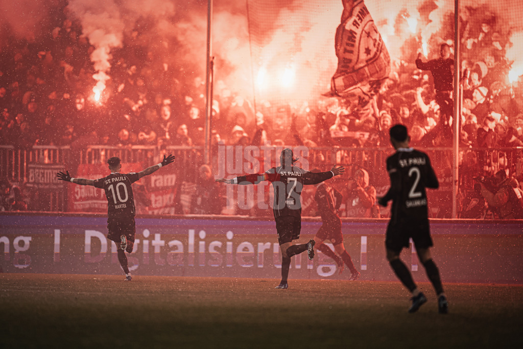 Fußball | Männer | Saison 2023/2024 | 2. Fußball-Bundesliga | 15. Spieltag | FC St. Pauli vs. Hamburger SV | 01.12.2023 | v.l. Torjubel von Marcel Hartel (#10, FC St. Pauli) und Jackson Irvine (#7, FC St. Pauli)