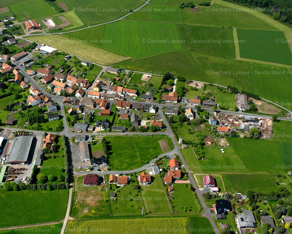 2615426 | MEICHES 09.06.2006 Landwirtschaftliche Nutzflächen und Feldgrenzen  umsäumen das Siedlungsgebiet des Dorfes in Meiches im Bundesland Hessen, Deutschland // Agricultural land and field boundaries surround the settlement area of the village  in Meiches in the state Hesse, Germany Foto: Gerhard Launer