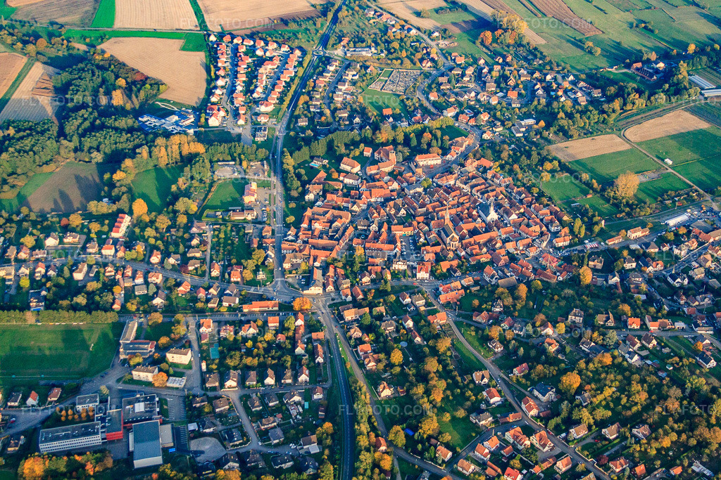 Aerial view: View of the town from the west in Wœrth in the state Bas-Rhin, France. – Photo: IMG_54200.jpg taken on 10/21/2012 by Werner Riehm/FLY-FOTO.com – Resolution of the original: 4752 x 3168 px