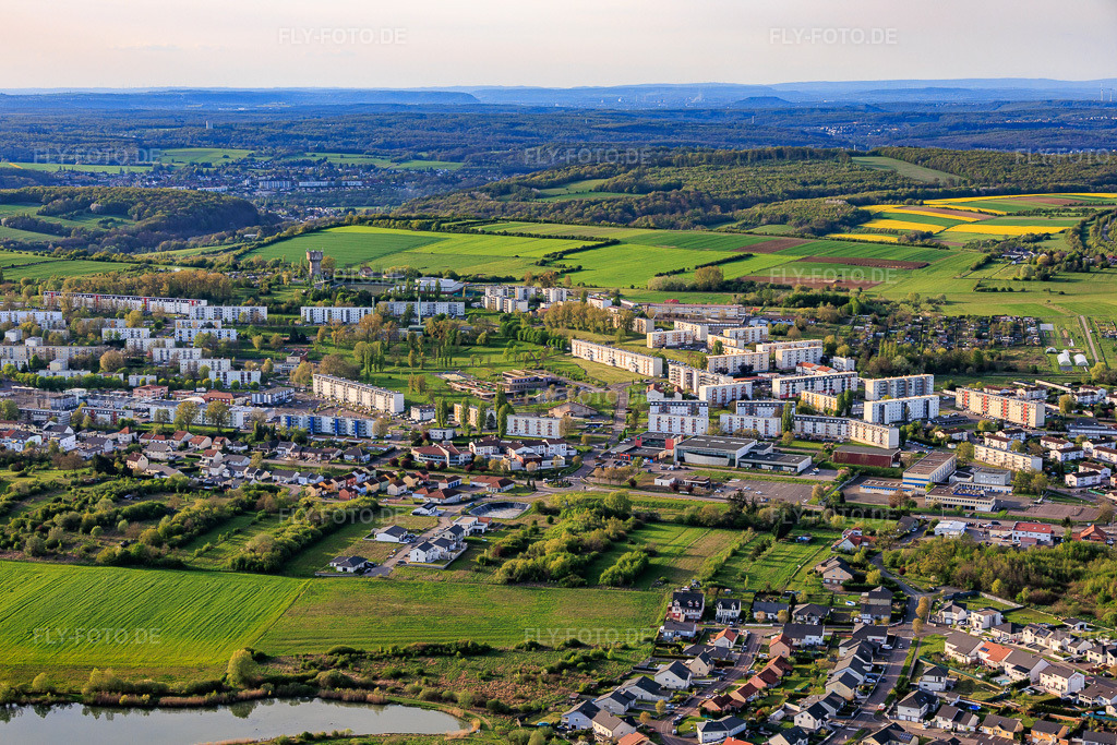 Luftbild: Plattenbauwohnsiedlung an der Av. Victor Hugo in Farébersviller im Bundesland Moselle in Frankreich.Foto: IMG_154662.jpg vom 17.04.2026 durch Werner Riehm/FLY-FOTO.deAuflösung des Originals: 5757 x 3838 px
