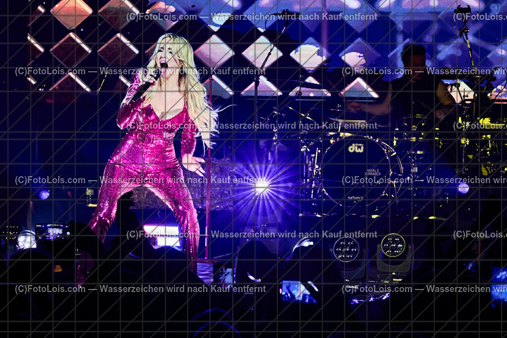 ALP3430_BergBauernTour-Konzert_Naschenweng Melissa | (C)FotoLois.com, Alois Spandl, BergBauernTour 2023 - Melissa Naschenweng, Tourstop in Wieselburg, Konzert im NV-Forum Wieselburg, Sa 8. April 2023.