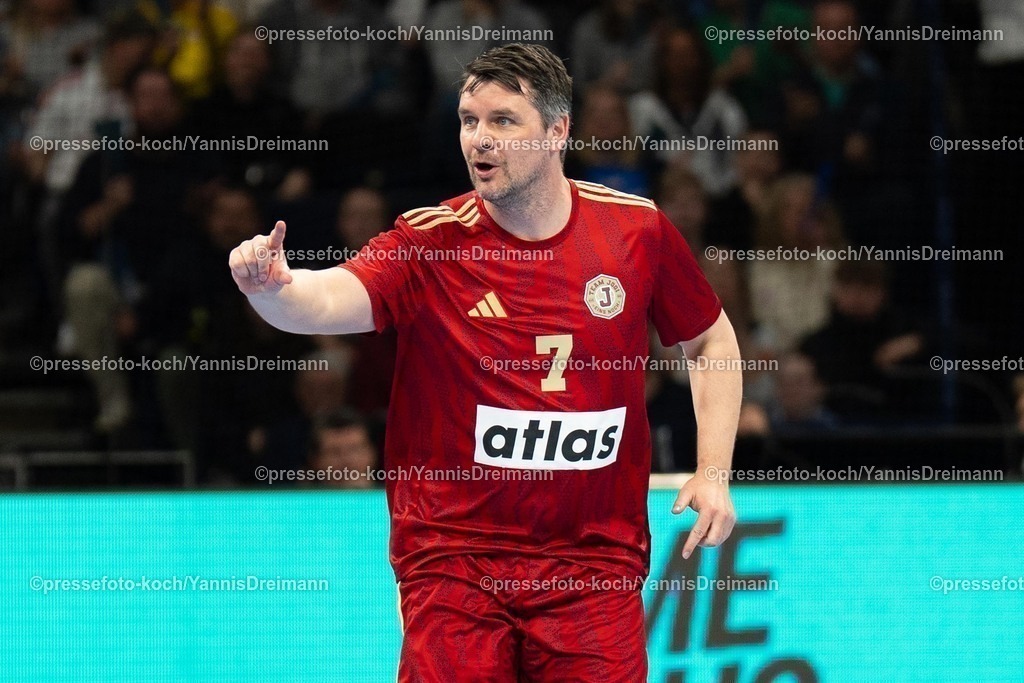 xydr10042501011 | 10.04.2025, xydrx, Handball, Abschiedsspiel Johannes Bitter und Pascal Hens, Team Jogi - Team Pommes, Barclays Arena Hamburg: Arnon Atlason (Team Jogi #7)