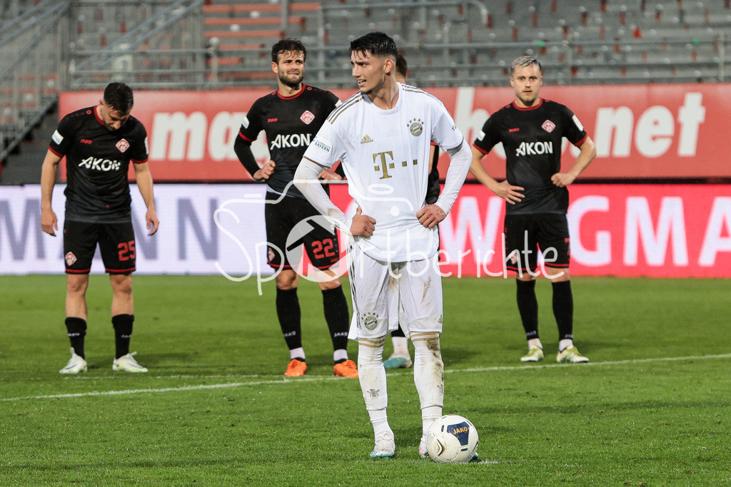 FC Würzburger Kickers - FC Bayern Amateure | Yusuf Karhan KABADAYI (FCB #7), vor der Ausfuehrung des Elfmeters
