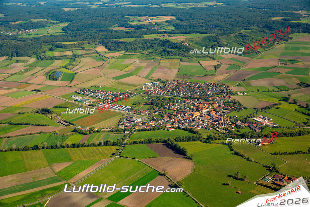 Das Luftbild zeigt :  Ipsheim - Die Luftaufnahme wurde 2023 vom UL-Flugzeug aus erstellt ( keine Drohne ) - Hochauflösende Luftaufnahme - Für grossformatige Ausdrucke geeignet. Die Geschenkidee !Mit Lizenz und Bildrechte bestellbar