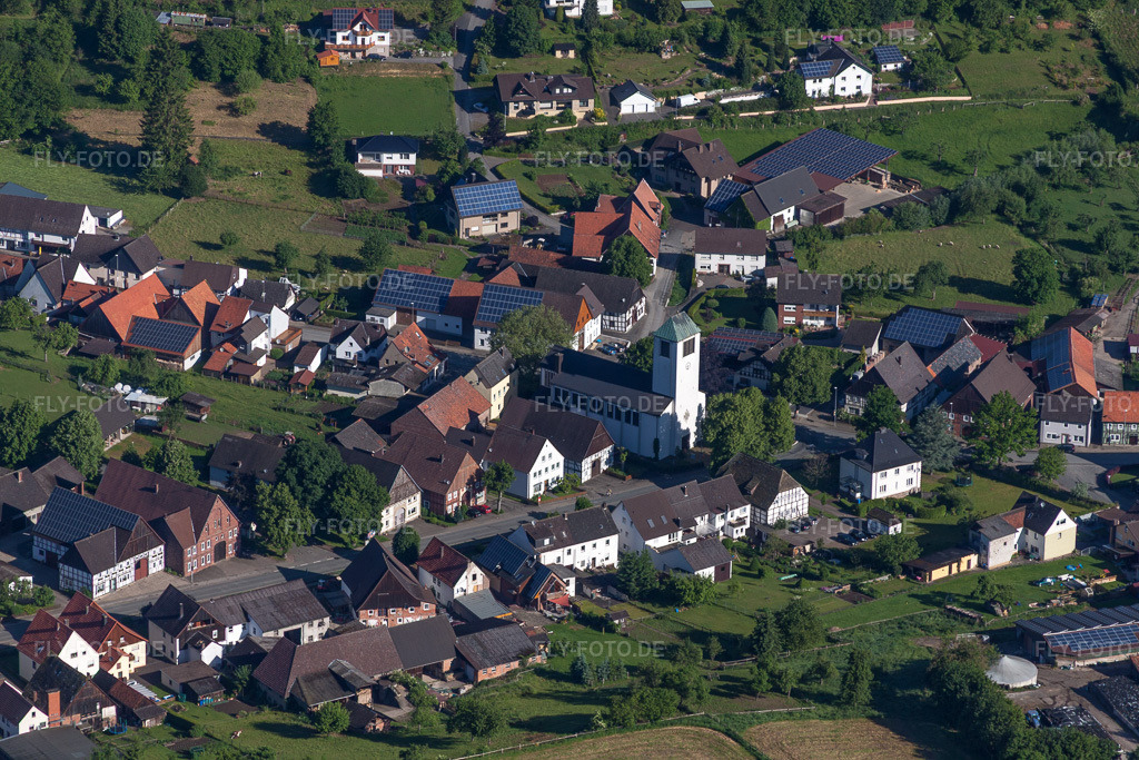 Luftbild: Kirchengebäude von St. Maria Salome in Ovenhausen im Ortsteil Ovenhausen in Höxter im Bundesland Nordrhein-Westfalen in Deutschland. Foto: IMG_65710.jpg vom 25.05.2014 durch Werner Riehm/FLY-FOTO.de
