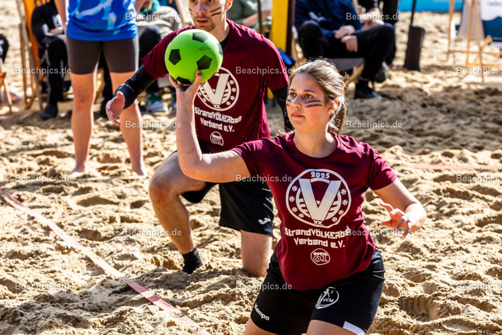 2025-200080880-Strandvölkerball-WM_1 |  23.08.2025; Berlin Foto: Gerold Rebsch - www.beachpics.de