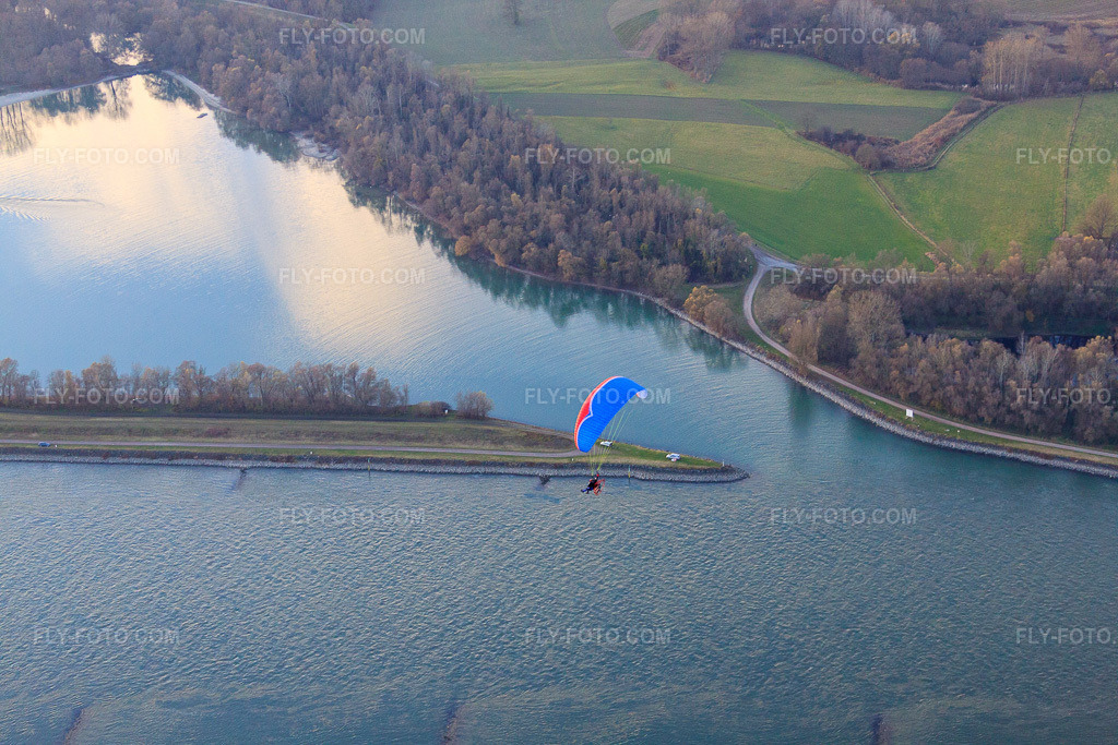 Aerial view: Port de Beinheim, below the Iffezheim lock in Seltz in the state Bas-Rhin, France. – Photo: IMG_22924.jpg taken on 11/21/2009 by Werner Riehm/FLY-FOTO.com – Resolution of the original: 4752 x 3168 px