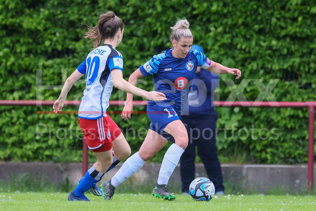 Fussball, 2. Frauen-Bundesliga, Hamburger SV - 1. FFC Turbine Potsdam | v.li.: Emilia Hirche (Hamburger SV, 20) und Jennifer Cramer (1. FFC Turbine Potsdam, 11) im Zweikampf, Duell, Dynamik, Aktion, Action, Spielszene, DIE DFB-RICHTLINIEN UNTERSAGEN JEGLICHE NUTZUNG VON FOTOS ALS SEQUENZBILDER UND/ODER VIDEOÄHNLICHE FOTOSTRECKEN. DFB REGULATIONS PROHIBIT ANY USE OF PHOTOGRAPHS AS IMAGE SEQUENCES AND/OR QUASI-VIDEO.