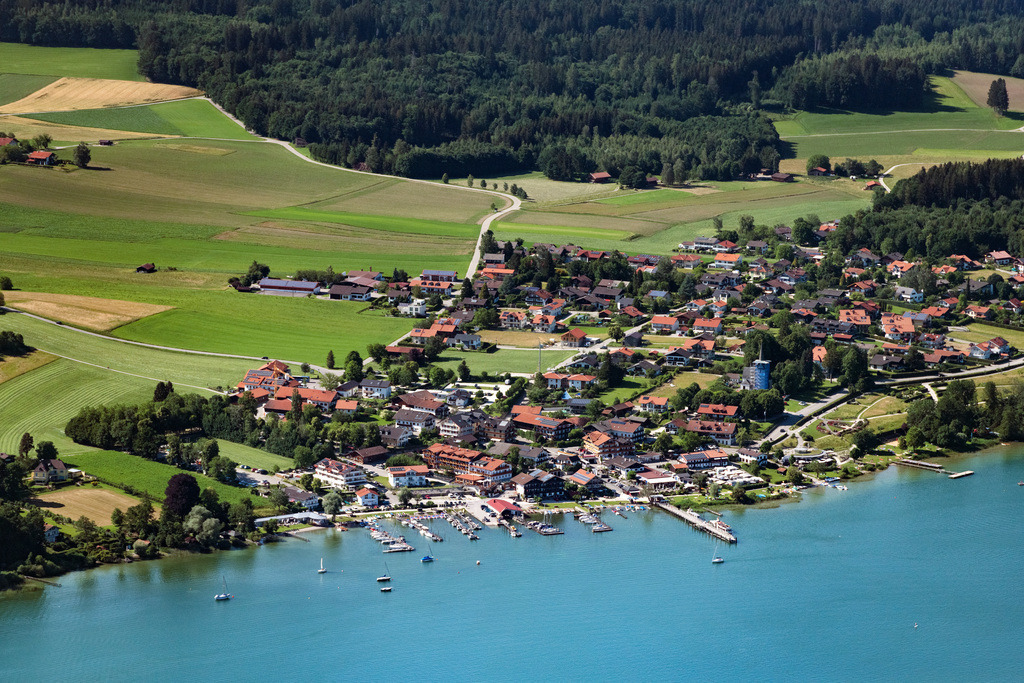 dr__0092703.jpg | GSTADT AM CHIEMSEE 14.06.2022 Ortskern am Uferbereich an der Seestraße in Gstadt am Chiemsee im Bundesland Bayern, Deutschland. 
