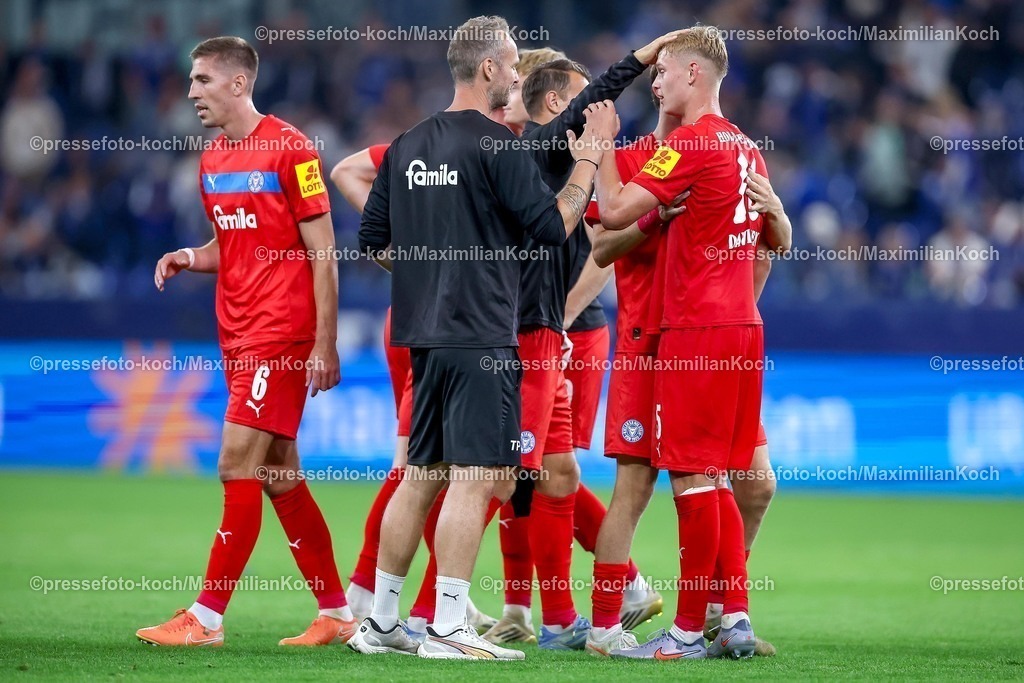 S0413092501201 | 13.09.2025, Fußball, FC Schalke 04 - Holstein Kiel, 5.Spieltag, 2. Fußball Bundesliga, Veltins-Arena Gelsenkirchen, Saison 2025 2026: Abschlussjubel nach dem 1:0 Sieg für Holstein Kiel. Die Mannschaft feiert den Erfolg vor der KurveDFB regulations prohibit any use of photographs as image sequences and or quasi-video.