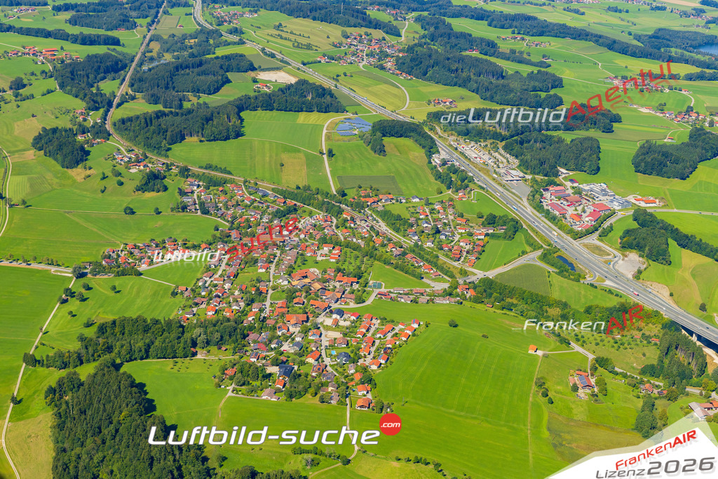 Schrägluftbild  Bernhaupten  Bergen - Das Luftbild wurde 2025 vom UL-Flugzeug heraus erstellt ( keine Drohne ) - Hochauflösende Luftaufnahme -Nicht vergleichbar mit Google Maps oder Satelittenbilder- Die Geschenkidee !Mit Lizenz und Bildrechte bestellbar