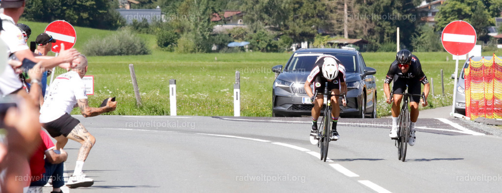 05_20230817_radweltpokal_rennen_maenner | AUT - OESTERREICH, 2023-08-16: SPORT RENNRAD-FAHREN - 55. INTERNATIONALER RADWELTPOKAL IN ST. JOHANN IN TIROL  - Vintage-Radrennen mit WM-Bronze-Medaillen-Siegerin Christina Schweinberger, den Teilnehmer und Alexander Baumann (vom Orginastions-Team) - TAG 2 BEWERB MAENNER IN SECHS GRUPPEN  - FEATURE RENNEN/START ; Foto: Roland Muehlanger