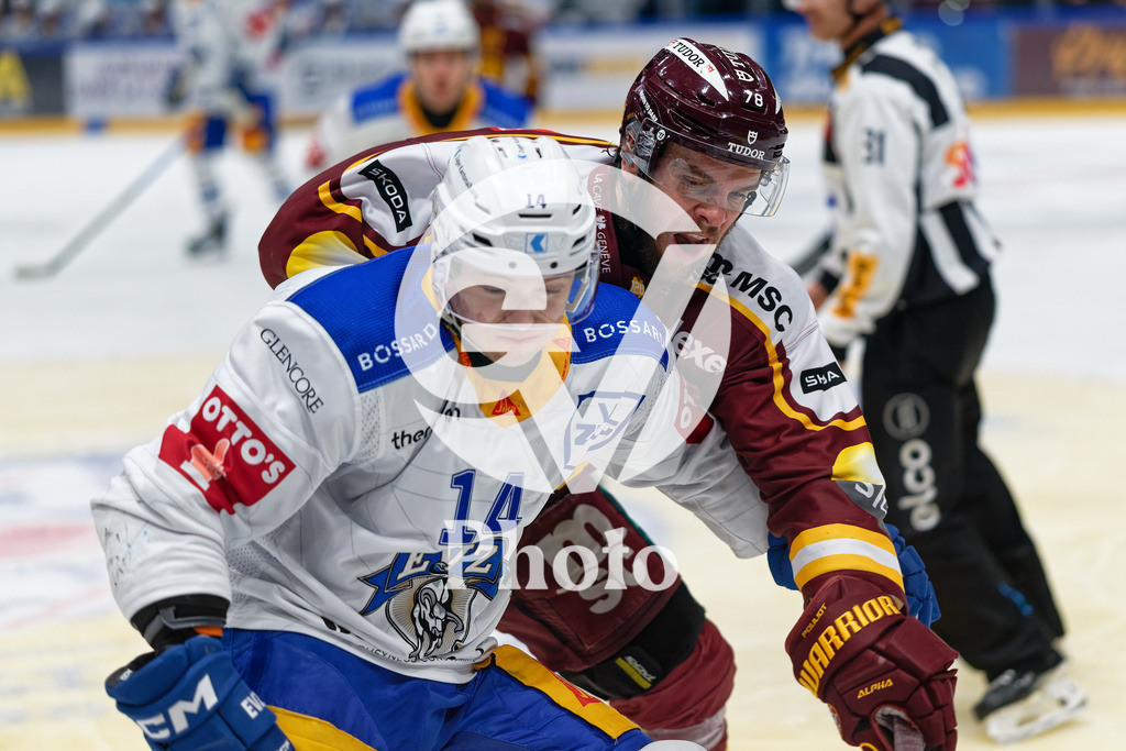 National League - Geneve-Servette HC v EV Zug | Marc-Antoine Pouliot (78 Geneve-Servette HC) battle for the puck (duel) Livio Stadler (14 EV Zug)  during the National League match between Geneve-Servette HC and EV Zug at Les Vernets in Geneva, Switzerland