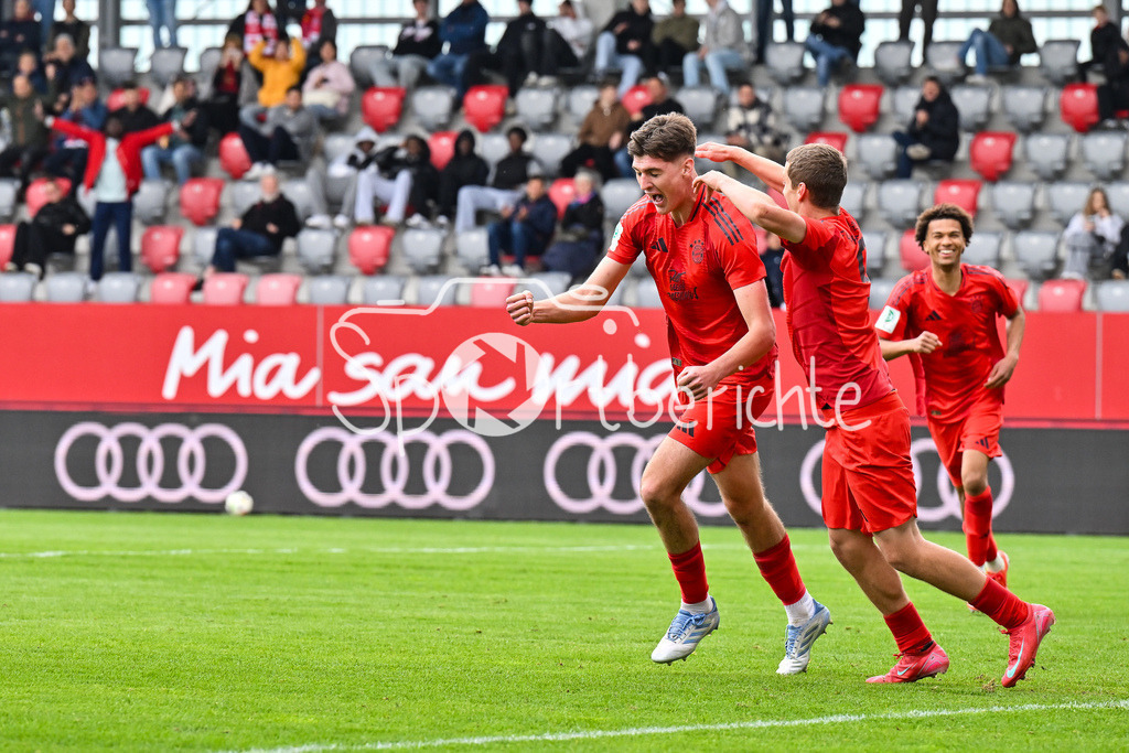 FC Bayern München U19 - VfL Wolfsburg U19 | Jubel der Bayern nach dem Treffer zum 2-0 durch Ljubo PULJIC (FCB #5) / Tor / Torschuetze / Freude / Happy / U19 DFB Nachwuchsliga Endrunde: FC Bayern Muenchen - VfL Wolfsburg, FC Bayern Campus am 26.04.2025