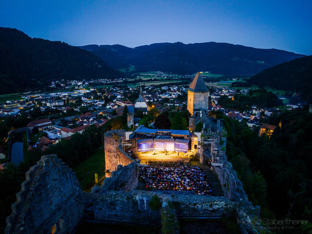 Friesach | Burghofspiele auf der Burg Petersberg in Friesach Kärnten / Österreich