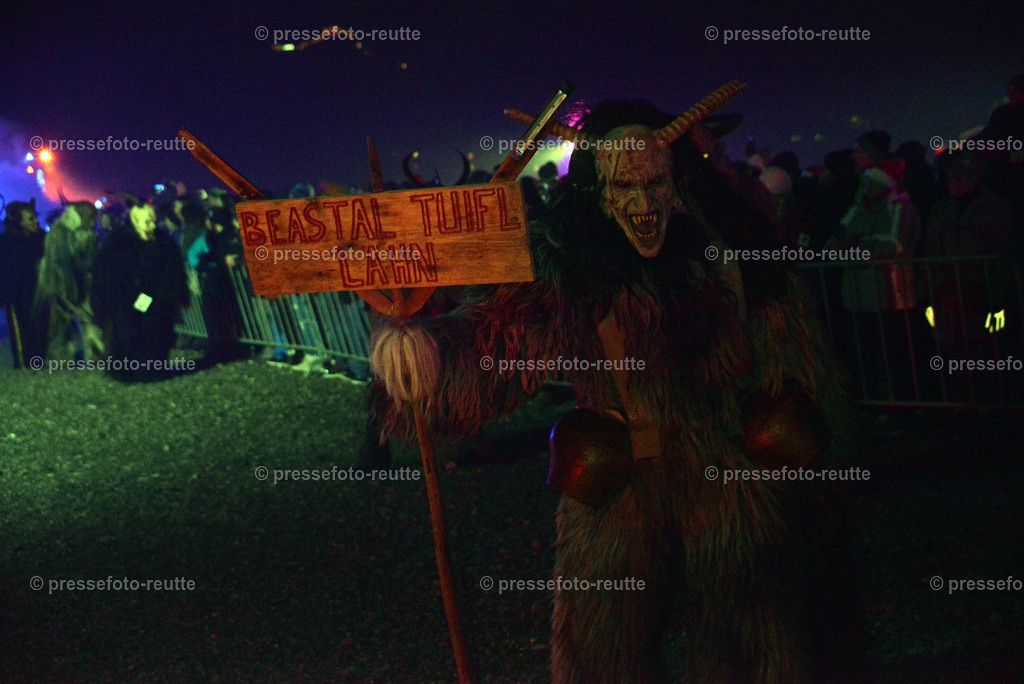 news-2022-Dez03-Krampusumzug-Reutte-WTV_6015 | Info aus dem Bezirk Reutte/Ausserfern Tirol sowie eine umfangreiche Bilddatenbank über die gesamte Region: Lechtal, Talkessel Reutte, Tannheimertal, Zwischentoren. Lech, Plansee, Zugspitze, Grenztunnel, B179, Fernpassstraße, Verkehr, Lawinen, Tradition, - Realisiert mit Pictrs.com