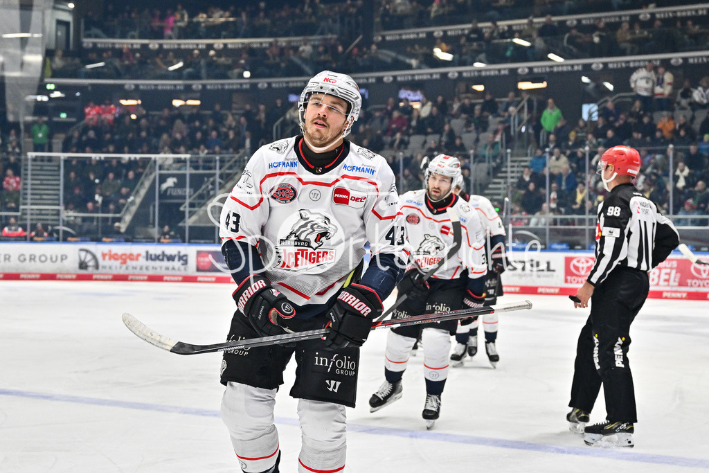 Augsburger Panther - Nürnberg Ice Tigers | AUGSBURG, GERMANY - 28. NOVEMBER: Jubel der Gäaste nach dem Treffer zum 0-1 durch Greg MEIRELES (Nürnberg Ice Tigers 43) / Tor / Torschuetze / Freude / Happy / beim Ligaspiel zwischen den Augsburger Panthern und den Nürnberg Ice Tigers am 23. Spieltag der Penny DEL im Curt Frenzel Stadion