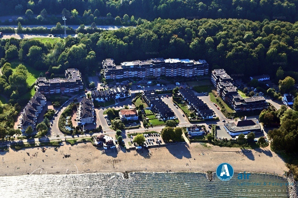 Luftbild Flensburger Foerde, Flensburg Wassersleben - Der westlichste Punkt der Ostsee liegt am Westende der Flensburger Förde | Der westlichste Punkt der Ostsee liegt am Westende der Flensburger Förde bei der Stadt Flensburg. Diese Stelle markiert die westlichste Ausdehnung des Binnenmeers, das die Skandinavische Halbinsel von den zusammenhängenden Festländern Nord-, Nordost- und Mitteleuropas trennt. Die Flensburger Förde ist ein Seitenarm der Ostsee, durch den die deutsch-dänische Grenze verläuft. Die genaue Koordinate des westlichsten Punkts wird mit N 54° 49,88´ E 009° 23,17´ angegeben.
