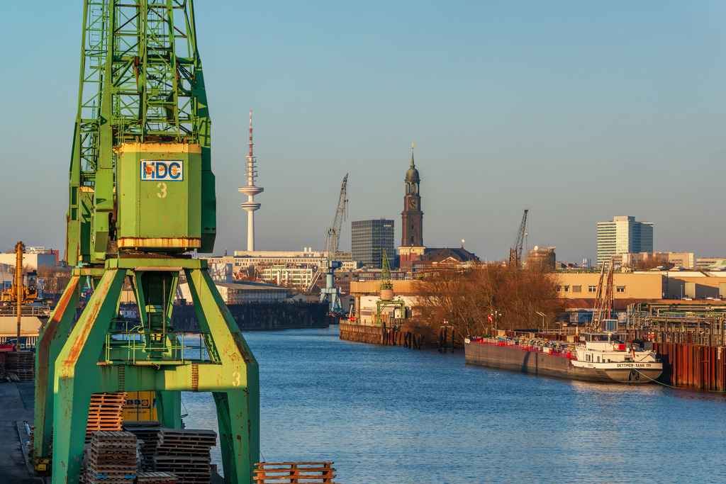 10241118 - Historischer Hafenkran | Historischer Kran im Hamburger Hafen mit dem Michel und dem Fernsehturm im Hintergrund.