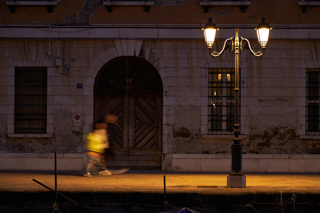 Canal Grande di Trieste; Touristen im Abendlicht | Triest, Austria - March 10, 2022: Canal Grande di Trieste; Touristen im Abendlicht. - Realisiert mit Pictrs.com