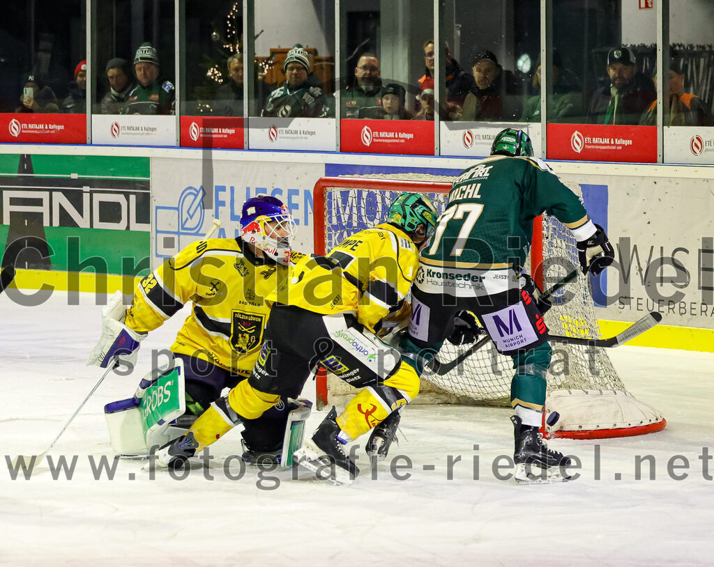 2025-12-19_108_TSV_Erding_gegen_Toelzer_Loewen | Erding, Deutschland, 19.12.2025:Eishockey, Oberliga Süd 2025 / 2026, 27. Spieltag, TSV Erding gegen Tölzer Löwen, Endergebnis: 2:5Torwart Matthias Bittner (Tölzer Löwen, #32), Philipp Michl (Erding Gladiators, #77)Foto: Christian Riedel / fotografie-riedel.net