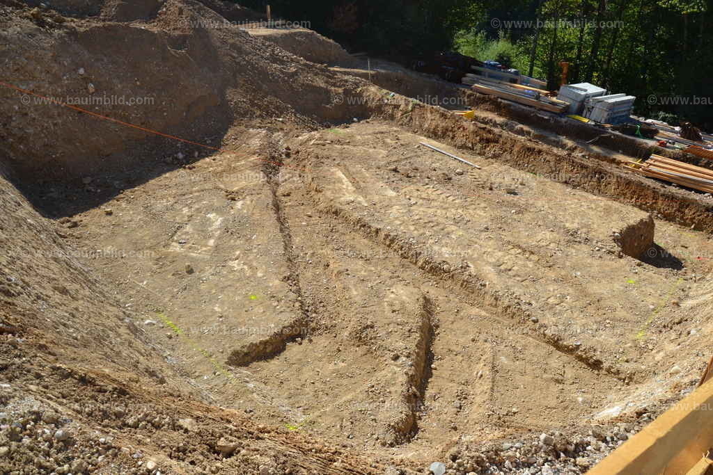Grabenaushub in Baugrubensohle | Baugrubensohle mit Gräben für Kanäle unterhalb der Bodenplatte
