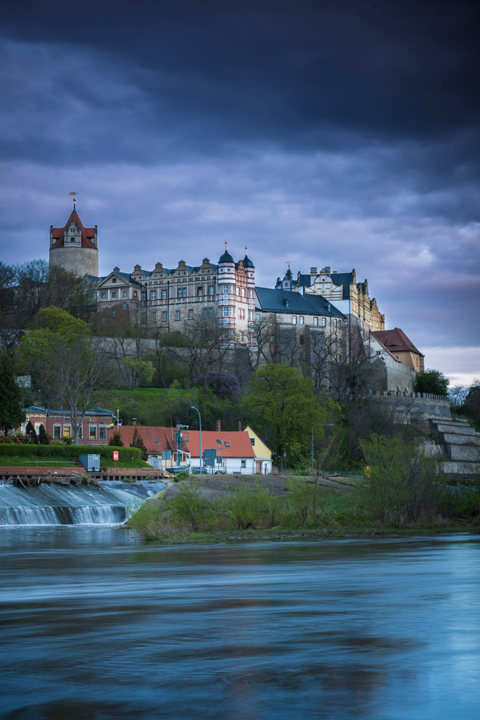 Schloss Bernburg zur blauen Stunde. | Wir machen aus Ihren Bildern Erinnerungen für die Ewigkeit | Hochwertige Fotografien für Ihr zu Hause. - Realisiert mit Pictrs.com