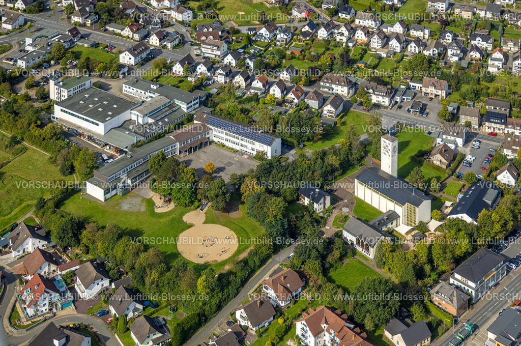 Sundern230905247 | Luftbild, Marien-Grundschule, Christkönigkirche, Sundern, Sauerland, Nordrhein-Westfalen, Deutschland