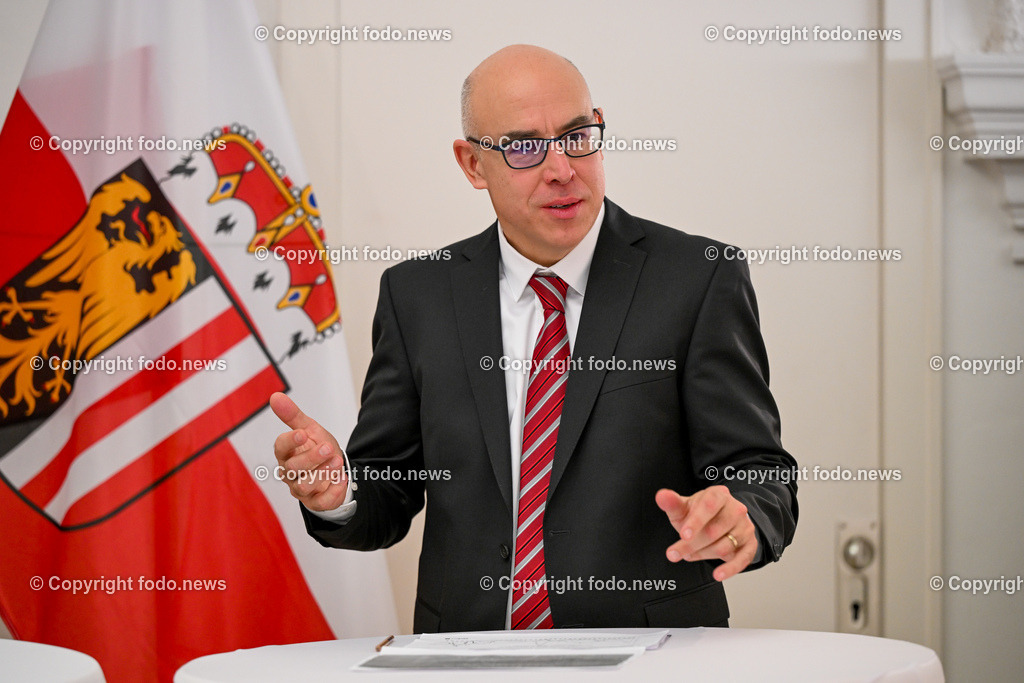 Pressekonferenz Land Ooe_ Stabilitaet der Lieferketten im Fokus_ 22.01.2024-36 | 22.01.2024, Linz, AUT, Pressekonferenz Land Ooe, Stabilitaet der Lieferketten im Fokus – aktuelle Analysen und Forschungsergebnisse und kuenftige Schwerpunkte im Bild Gabriel Felbermayr (Direktor Oesterreichisches Institut fuer Wirtschaftsforschung (WIFO) und Vizepraesident Supply Chain Intelligence Institute Austria (ASCII))