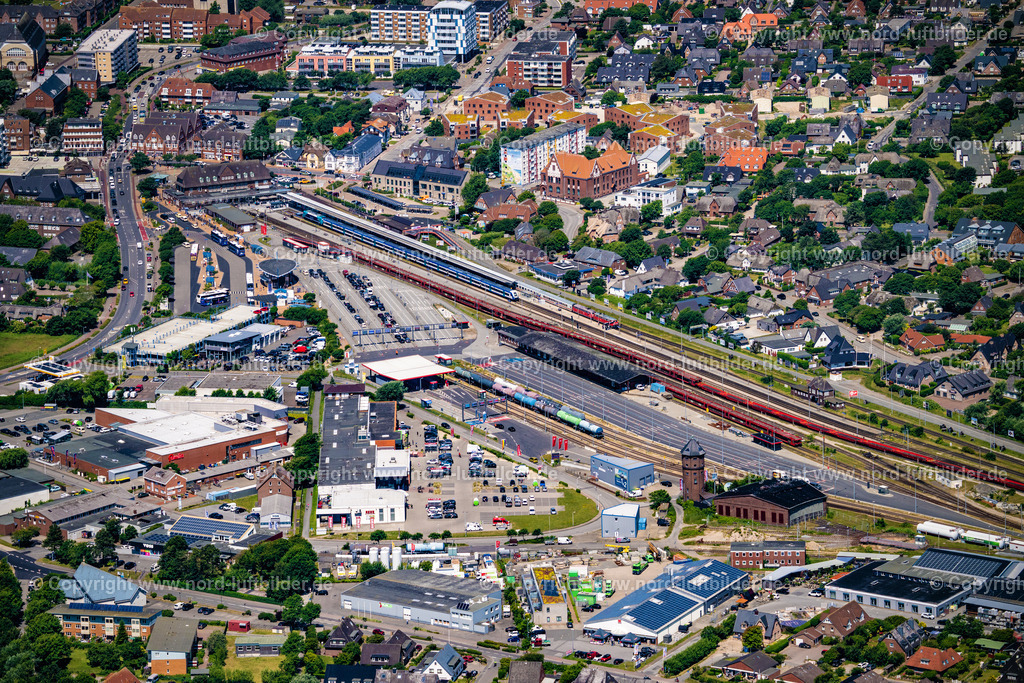Sylt_Westerland_Bahnhof_Autoverladung_Gleise_ELS_0343210625 | SYLT 13.06.2025 Gleisverlauf und Gebäude des Hauptbahnhofes im Ortsteil Westerland auf der Insel Sylt im Bundesland Schleswig-Holstein, Deutschland. Weiterführende Informationen bei: DB Fernverkehr AG,  DB Regio AG. // Track progress and building of the main station of the railway in the district Westerland on Island Sylt in the state Schleswig-Holstein, Germany. Further information at: DB Fernverkehr AG,  DB Regio AG. Foto: Martin Elsen