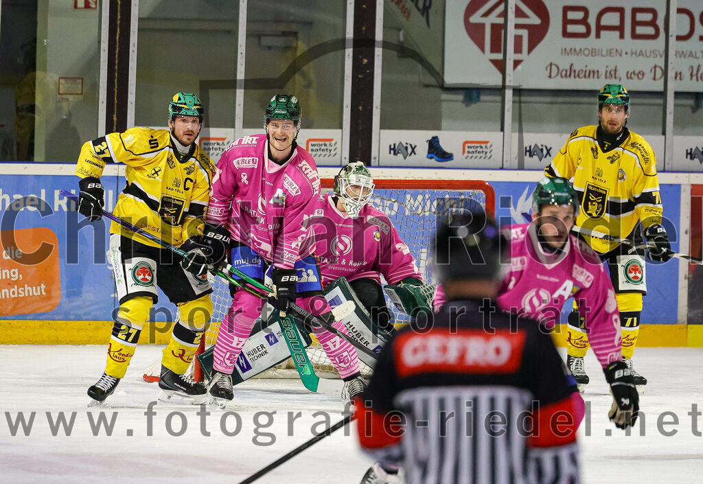 2025-10-28_129_TSV_Erding_gegen_Toelzer_Loewen | Erding, Deutschland, 28.10.2025:Eishockey, Oberliga Süd 2025 / 2026, 13. Spieltag, TSV Erding gegen Tölzer Löwen, Endergebnis: 2:5Sandro Schönberger (Tölzer Löwen, #27), Elia Ostwald (Erding Gladiators, #17), Torwart Leon Meder (Erding Gladiators, #39), Michael Keränen (Tölzer Löwen, #71)Foto: Christian Riedel / fotografie-riedel.net