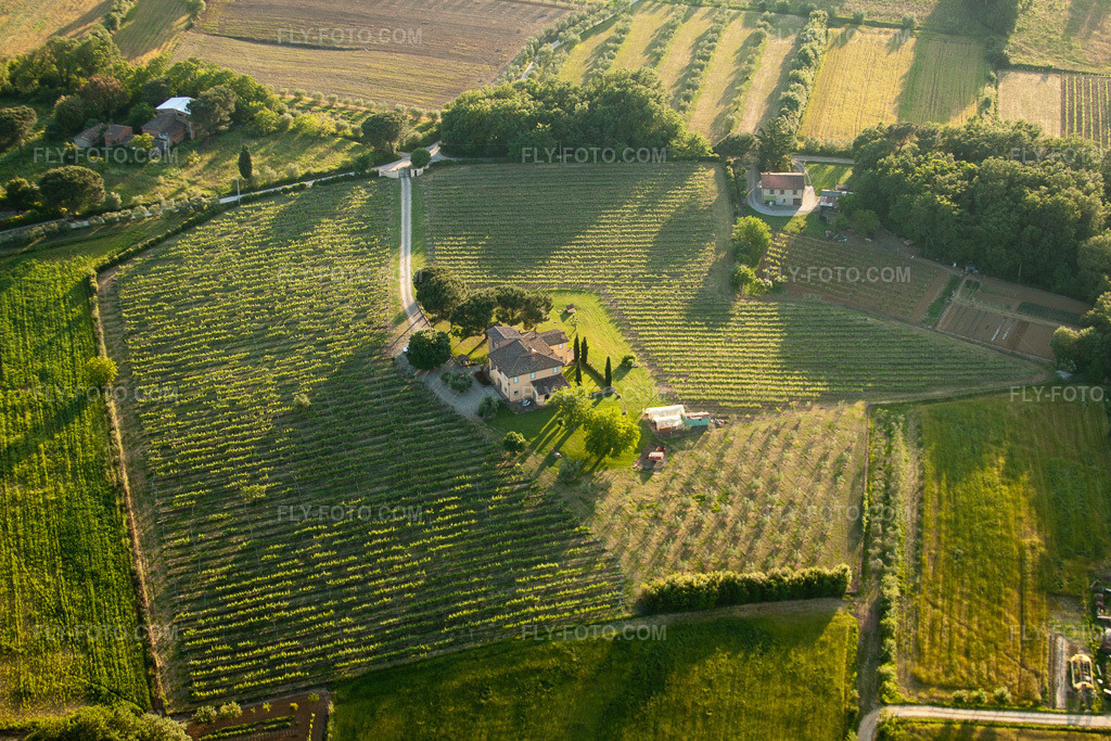 Aerial view: View of the town in Alberoro in the state Tuscany, Italy. – Photo: IMG_27948.jpg taken on 05/30/2010 by Werner Riehm/FLY-FOTO.com – Resolution of the original: 4640 x 3093 px