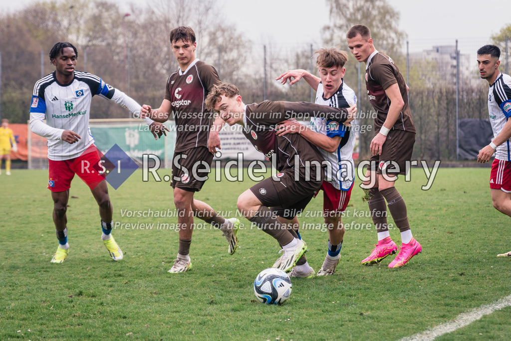 RS-1-036211 | Remo Merke (#20, FCSP) und Theo Harz (#7, HSV II) versuchen zum Ball zu kommen.