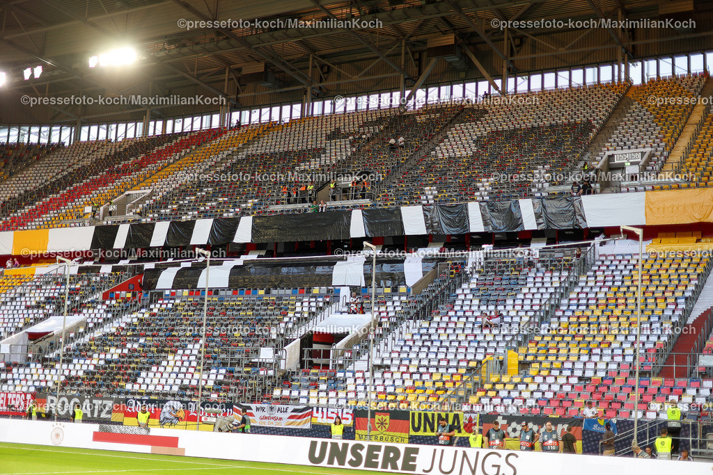 DFB07092402159 | 07.09.2024, Düsseldorf, UEFA Nations League, Deutschland – Ungarn, Merkur Spielarena, Division A, 2024/2025, Gruppe 3: Der Heimblock ist für die Choreo Choreografie vorbereitetDFB regulations prohibit any use of photographs as image sequences and or quasi-video.