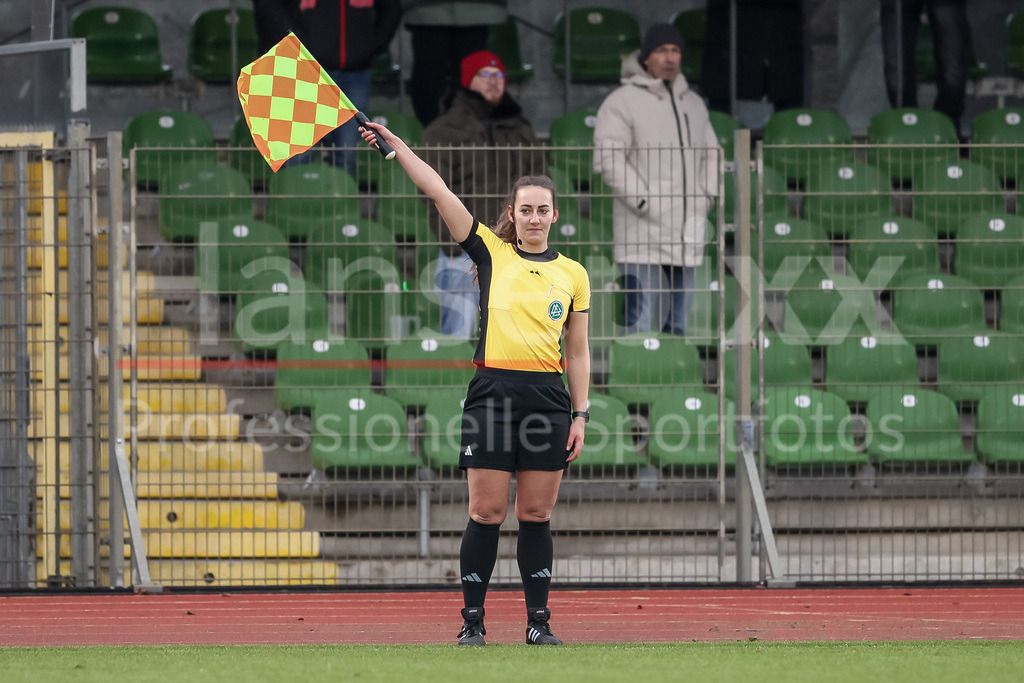 Fussball, Google Pixel Frauen-Bundesliga, SV Werder Bremen - SC Freiburg | v.li.: Schiedsrichter-Assistentin Sabrina Sickl gibt ein Fahnenzeichen, zeigt etwas mit der Fahne an, DIE DFB-RICHTLINIEN UNTERSAGEN JEGLICHE NUTZUNG VON FOTOS ALS SEQUENZBILDER UND/ODER VIDEOÄHNLICHE FOTOSTRECKEN. DFB REGULATIONS PROHIBIT ANY USE OF PHOTOGRAPHS AS IMAGE SEQUENCES AND/OR QUASI-VIDEO.