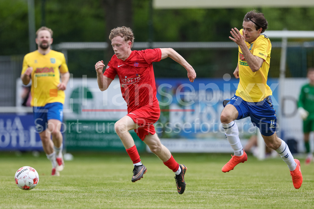 Fussball, Aufstiegsrunde Regionalliga Nord, SV Todesfelde - Blumenthaler SV | v.li.: Jasper Look (Blumenthaler SV, 16) und Maximilian Sergio Musci (SV Todesfelde, 21) im Laufduell, Zweikampf, Duell, Dynamik, Aktion, Action, Spielszene